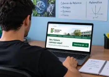 Estudante consulta o site do IFSP para se inscrever na especialização gratuita em Educação em Ciências e Matemática.