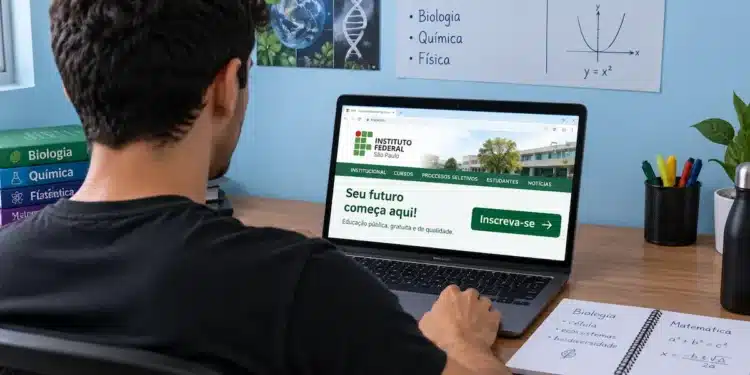 Estudante consulta o site do IFSP para se inscrever na especialização gratuita em Educação em Ciências e Matemática.