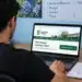 Estudante consulta o site do IFSP para se inscrever na especialização gratuita em Educação em Ciências e Matemática.