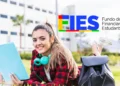 Estudante universitária ao ar livre com material e mochila ao lado do logo FIES.