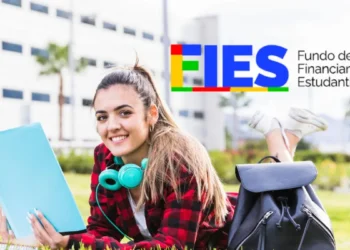 Estudante universitária ao ar livre com material e mochila ao lado do logo FIES.