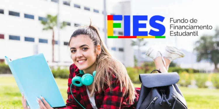 Estudante universitária ao ar livre com material e mochila ao lado do logo FIES.