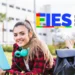Estudante universitária ao ar livre com material e mochila ao lado do logo FIES.