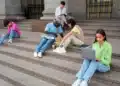Estudantes em uma universidade durante os estudos, ilustrando as oportunidades de ingresso no ensino superior por meio de vagas remanescentes.