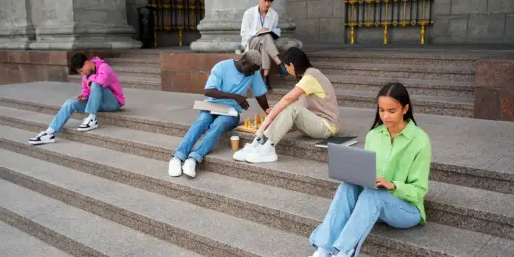 Estudantes em uma universidade durante os estudos, ilustrando as oportunidades de ingresso no ensino superior por meio de vagas remanescentes.