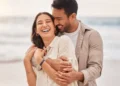 Casal sorrindo na praia.