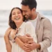 Casal sorrindo na praia.