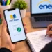 Jovem acessando app MEC Enem no celular, rodeada de livros, anotações e notebook com ENEM 2026 na tela, simbolizando o app MEC Enem.