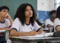 Estudantes do ensino médio acompanham uma aula com cadernos e materiais de estudo, representando o aulão preparatório para o Enem 2026.