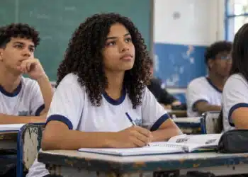 Estudantes do ensino médio acompanham uma aula com cadernos e materiais de estudo, representando o aulão preparatório para o Enem 2026.