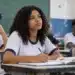 Estudantes do ensino médio acompanham uma aula com cadernos e materiais de estudo, representando o aulão preparatório para o Enem 2026.