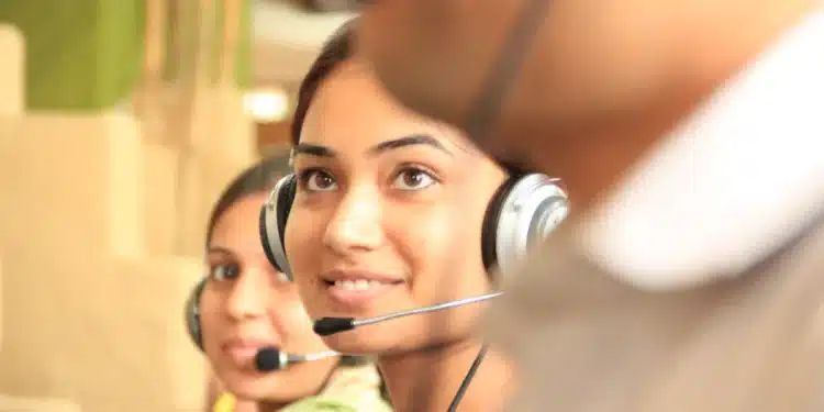 Duas atendentes com fone de ouvido em escritório; serviços lideraram o Caged de agosto em vagas com carteira