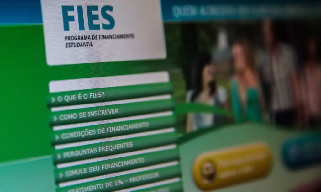 Imagem ilustrativa de tela de computador com a página do Fies e o menu com opções como "Como se inscrever" e "Condições de financiamento", representando os requisitos do calendário do Fies