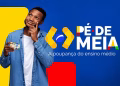 Jovem de camisa jeans segura um cartão do Pé-de-Meia ao lado do logotipo do programa, em fundo azul, amarelo e vermelho
