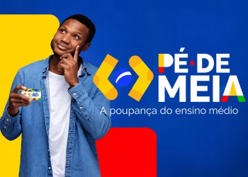 Jovem de camisa jeans segura um cartão do Pé-de-Meia ao lado do logotipo do programa, em fundo azul, amarelo e vermelho
