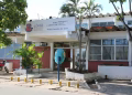 Imagem ilustrativa da fachada do Campus VIII da UNEB, em Paulo Afonso, com letreiro da universidade e palmeiras na entrada, representando os campi do vestibular UNEB 2027