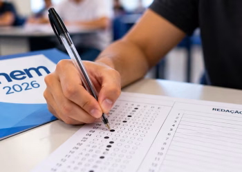 Estudante utiliza caneta esferográfica preta de material transparente para preencher o cartão de respostas do Enem 2026.