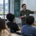 Professor apresenta conteúdo no quadro aos alunos em sala de aula.