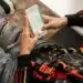 Jovem com mochila consulta o celular, como quem confere o cartão de confirmação do Enem 2026
