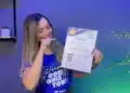 Certificado de extensão universitária do Pensar Cursos segurado por aluna