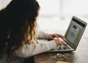 Mulher usando notebook para fazer a inscrição no concurso CGU para auditor federal