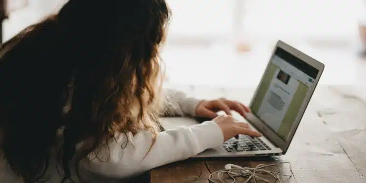 Mulher usando notebook para fazer a inscrição no concurso CGU para auditor federal