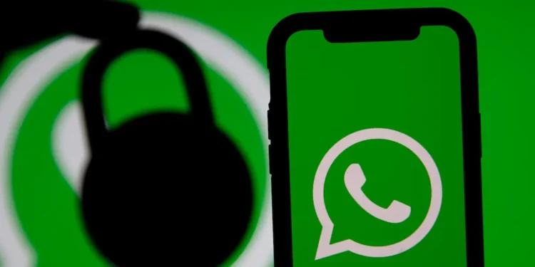Logotipo do WhatsApp na tela de um celular, com a silhueta de um cadeado à esquerda e fundo verde.