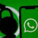 Logotipo do WhatsApp na tela de um celular, com a silhueta de um cadeado à esquerda e fundo verde.