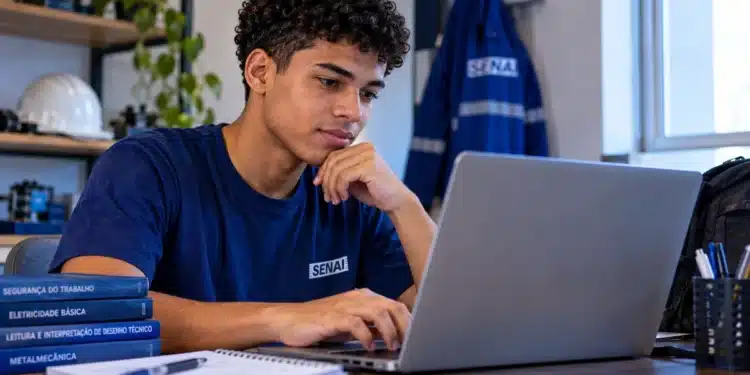 Jovem acessa notebook, representando a inscrição em cursos gratuitos de qualificação profissional oferecidos pelo Senai e pela Transpetro.