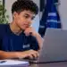 Jovem acessa notebook, representando a inscrição em cursos gratuitos de qualificação profissional oferecidos pelo Senai e pela Transpetro.