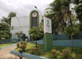 Fachada do campus Cedro do Instituto Federal do Ceará, com relógio, totem verde e jardim, em referência aos cursos técnicos do IFCE