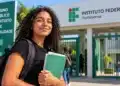 Estudante em frente ao Instituto Federal Fluminense durante período de inscrições para novos cursos.