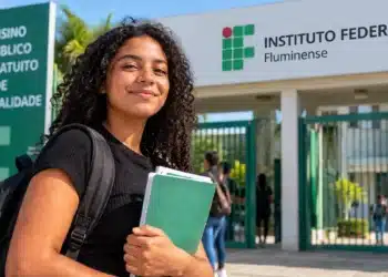 Estudante em frente ao Instituto Federal Fluminense durante período de inscrições para novos cursos.