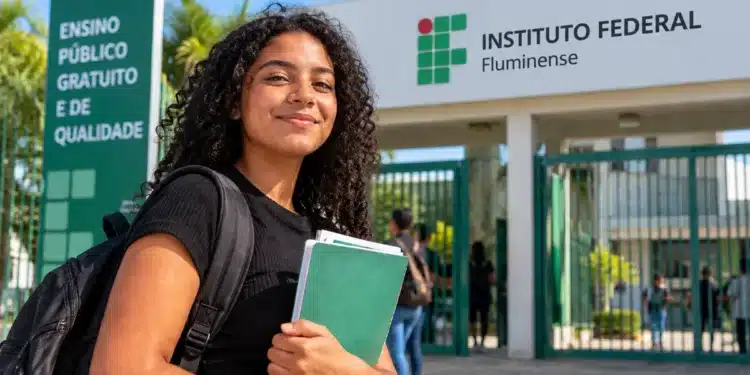 Estudante em frente ao Instituto Federal Fluminense durante período de inscrições para novos cursos.