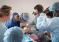 Estudantes de Odontologia treinam procedimento em manequim no Dia da Saúde Dentária, data criada por lei de 1958