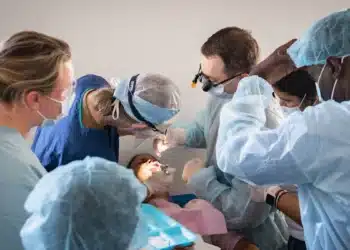 Estudantes de Odontologia treinam procedimento em manequim no Dia da Saúde Dentária, data criada por lei de 1958
