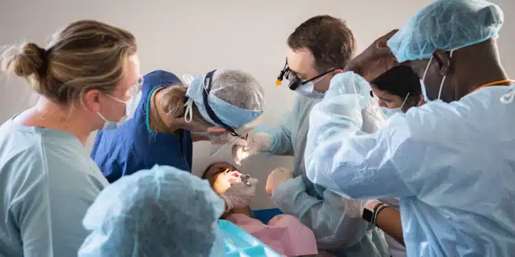 Estudantes de Odontologia treinam procedimento em manequim no Dia da Saúde Dentária, data criada por lei de 1958