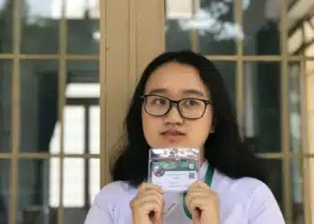 Jovem segura documento de identificação, como o exigido para entrar na prova; documento no Enem 2026