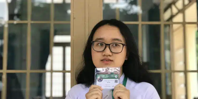 Jovem segura documento de identificação, como o exigido para entrar na prova; documento no Enem 2026