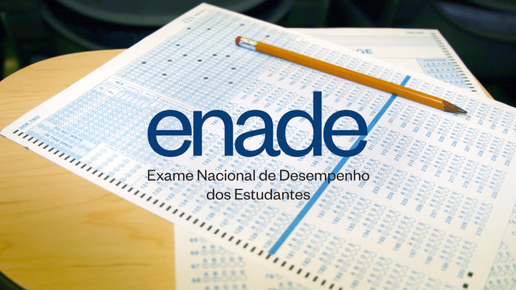 Folha de respostas com lápis sobre a mesa e a marca do Exame Nacional de Desempenho dos Estudantes, ilustrando as áreas avaliadas no Enade 2026