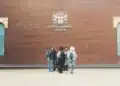 Estudantes reunidos na entrada da escola, perfil dos inscritos do Enem 2026 com 17 e 18 anos