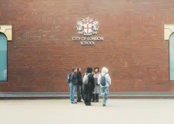 Estudantes reunidos na entrada da escola, perfil dos inscritos do Enem 2026 com 17 e 18 anos