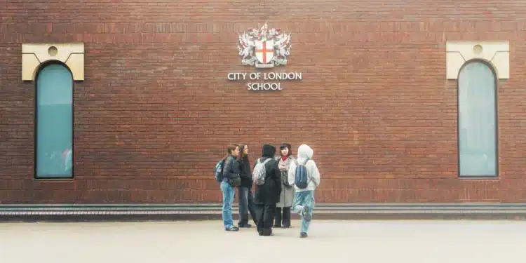 Estudantes reunidos na entrada da escola, perfil dos inscritos do Enem 2026 com 17 e 18 anos