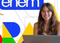 Jovem sorridente com notebook diante de arte com a marca do Enem e formas geométricas nas cores verde, amarelo, azul e vermelho, sobre o Enem que passa a avaliar a qualidade da educação básica