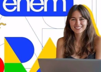 Jovem sorridente com notebook diante de arte com a marca do Enem e formas geométricas nas cores verde, amarelo, azul e vermelho, sobre o Enem que passa a avaliar a qualidade da educação básica
