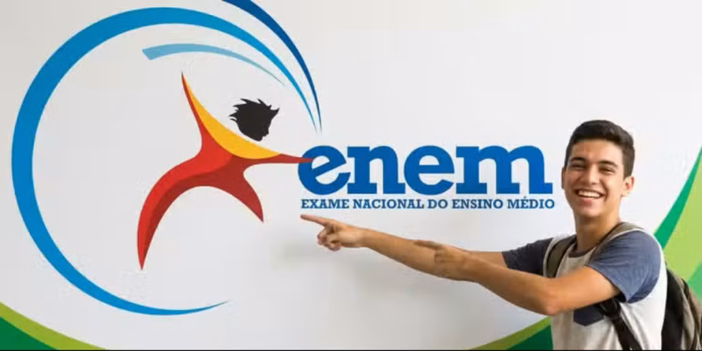Estudante de mochila sorrindo e apontando para a marca do Exame Nacional do Ensino Médio em uma parede, sobre o Enem que passa a avaliar a qualidade da educação básica