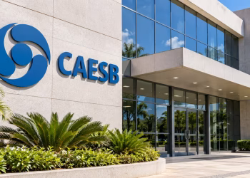 Imagem ilustrativa de prédio com a logo e o nome da Caesb na fachada, simbolizando as vagas de estágio que estão com inscrições abertas.