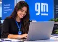 Estagiária da General Motors trabalha em notebook durante programa de estágio