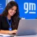 Estagiária da General Motors trabalha em notebook durante programa de estágio