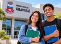 Dois estudantes com cadernos em frente à Prefeitura de Gravataí representam seleção de estágio para níveis técnico e superior.